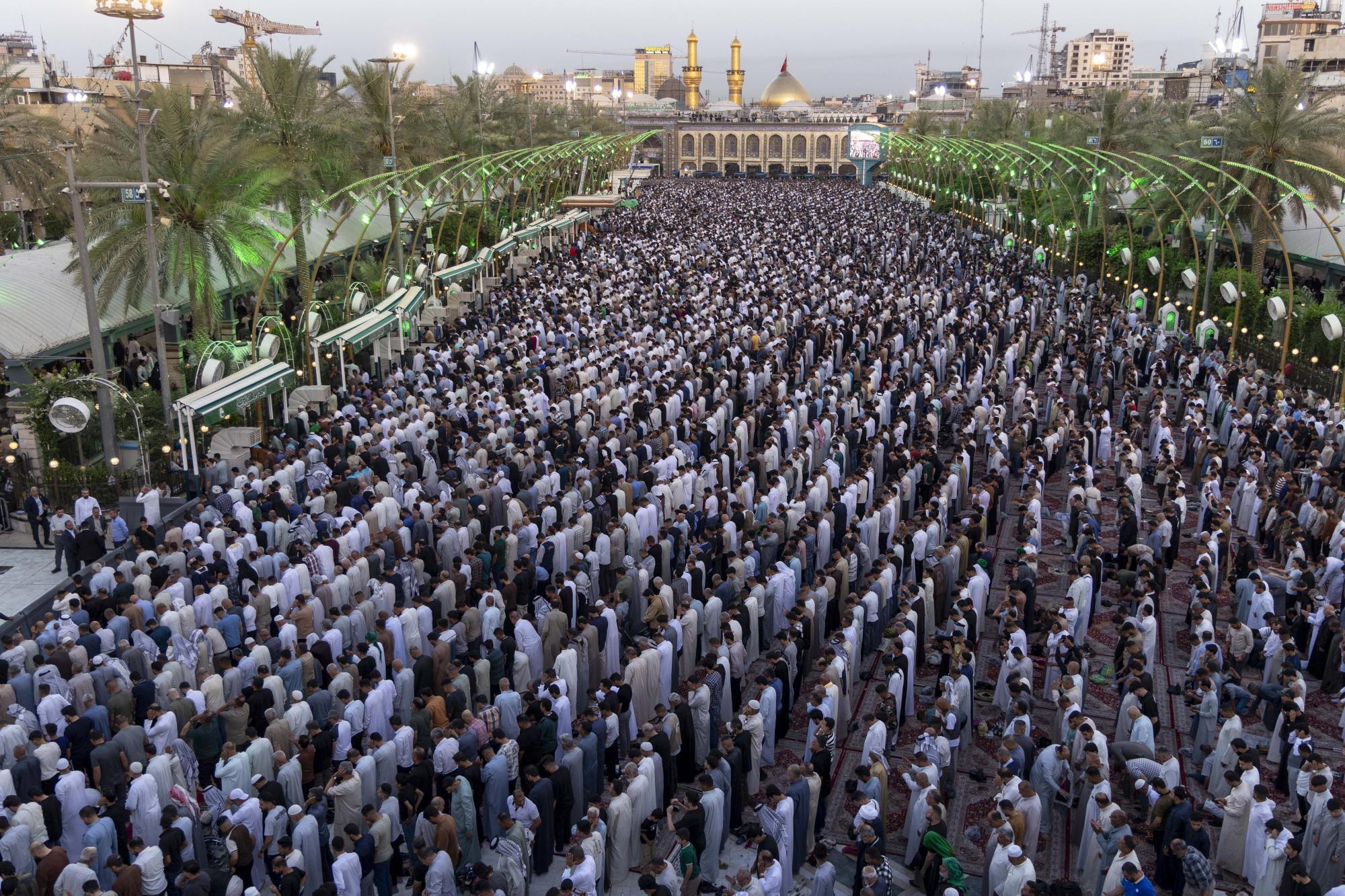 إقامة صلاة عيد الأضحى في ساحة بين الحرمين الشريفين بكربلاء + صور