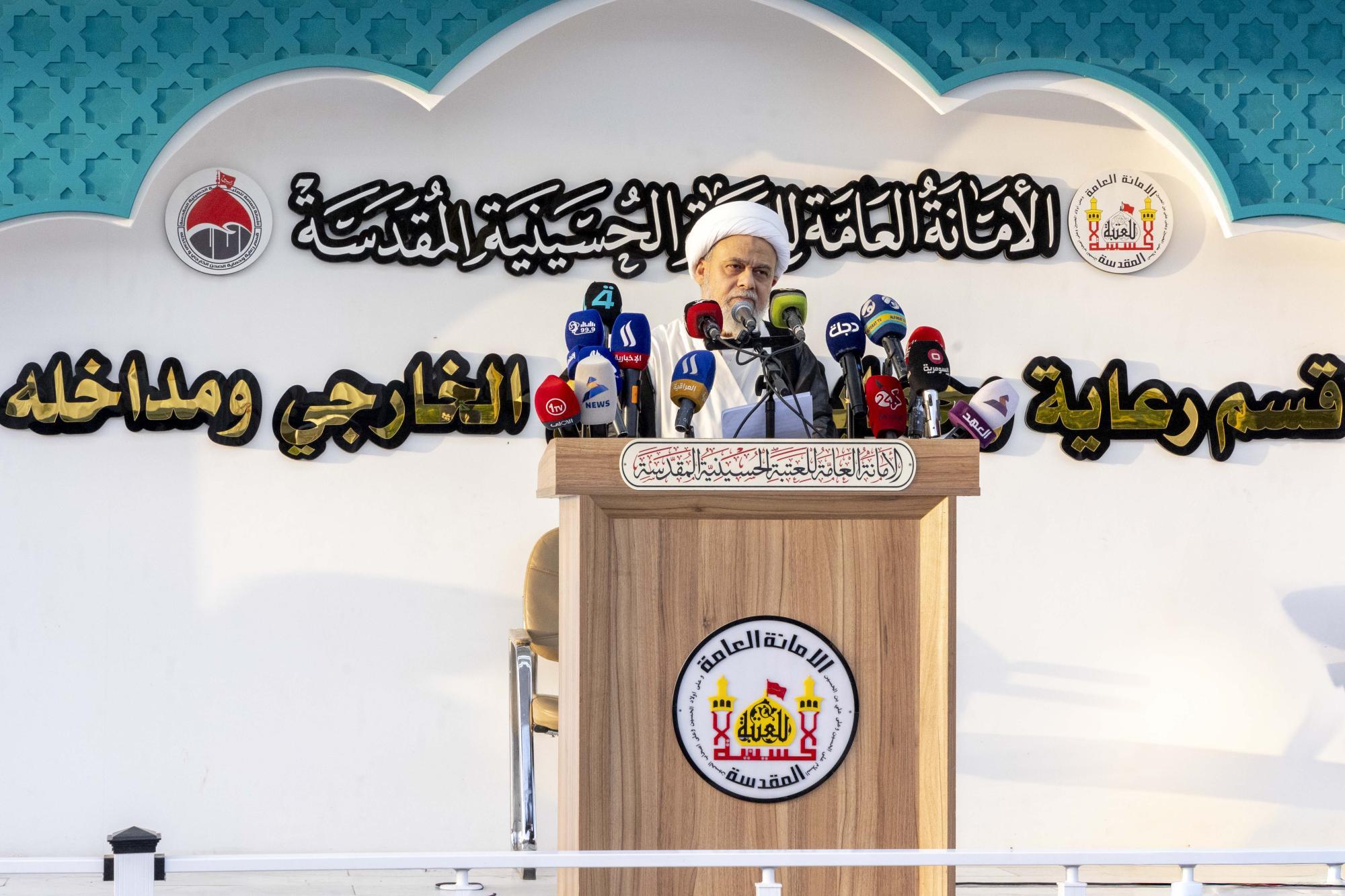 إقامة صلاة عيد الأضحى في ساحة بين الحرمين الشريفين بكربلاء + صور