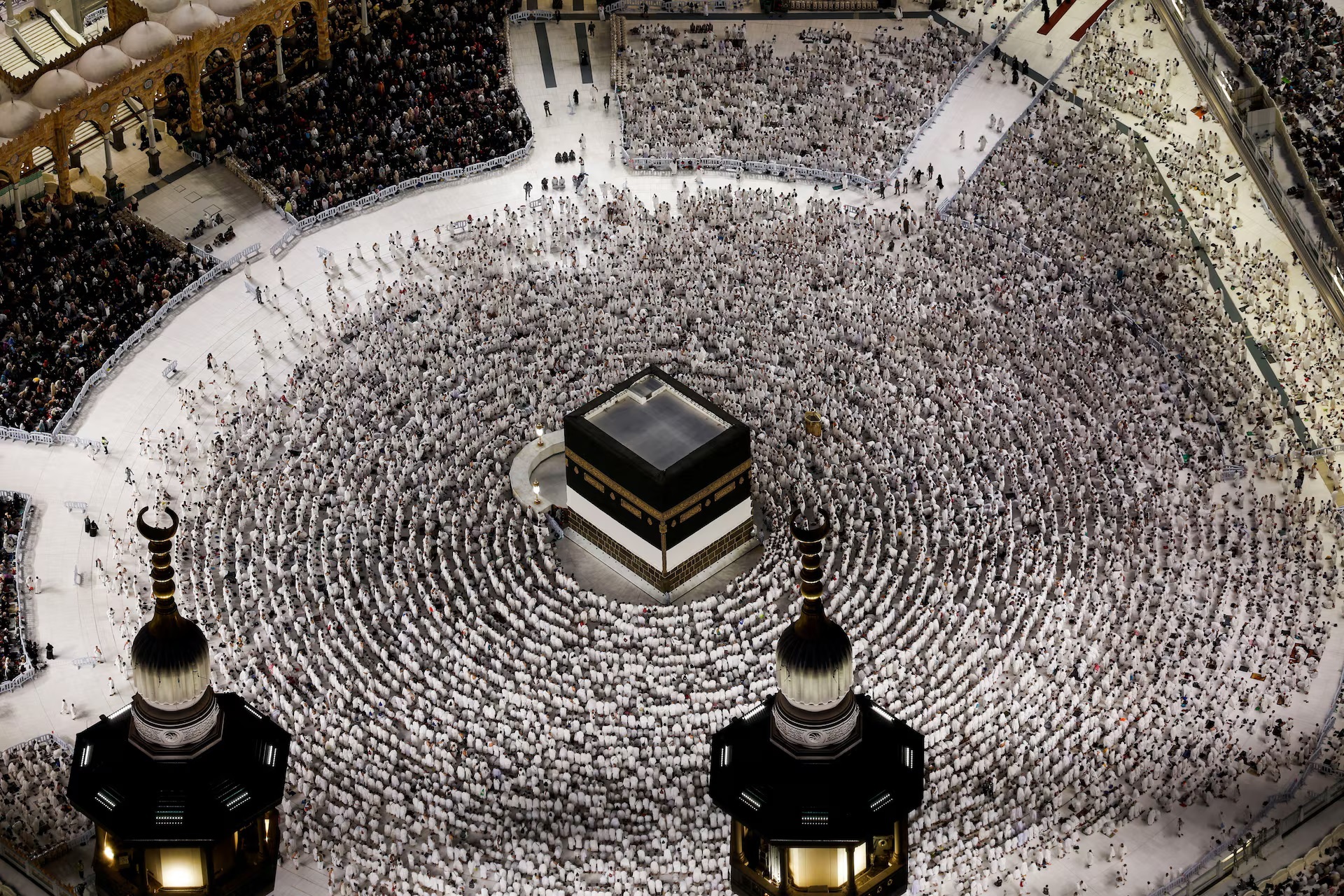 ضيوف الرحمن يؤدون طواف الإفاضة بثالث أيام الحج