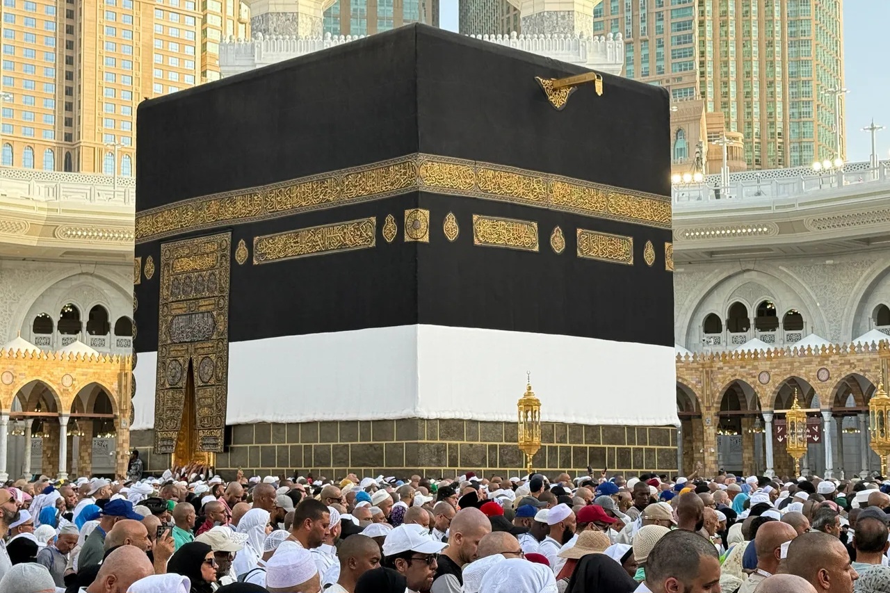 حجاج بيت الله الحرام يختتمون مناسكهم بطواف الوداع