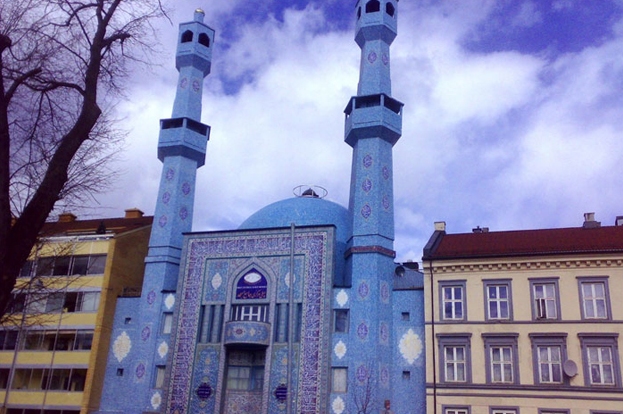 Qadın kağız salfetlə məscidi yandırmaq istəyib Qadın kağız salfetlə məscidi yandırmaq istəyib