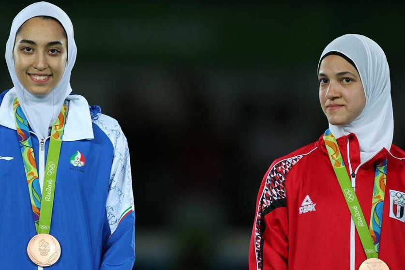 Kimya və Hüdaya taekvondo üzrə müsəlman xanımların bayraqdarları