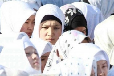 Bu ölkədə hicablı xanımlar polisin 