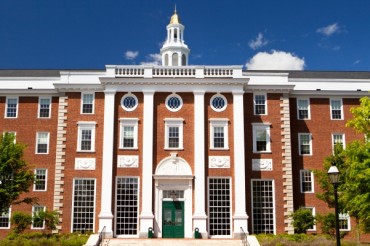 Harvard universitetində Quran ayəsi olan bir lövhənin asılmasına aydınlıq gətirildi