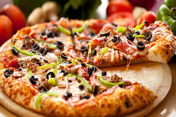 Müsəlmanlara donuz ətindən pizza satan restoran məhkəməyə verildi
