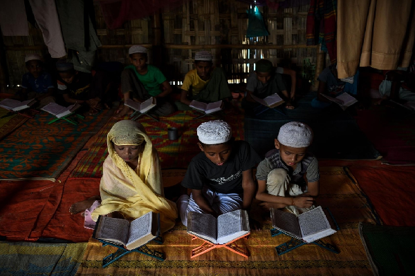 Ruhingiyalı uşaqlar sığınacaqlarda Quran öyrənirlər