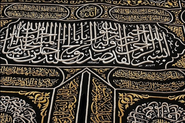 Kəbənin pərdəsini oğurlamaq istədilər – Foto