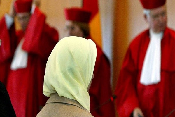 Almaniyalı xanım hakimlərə hicab qadağan edildi