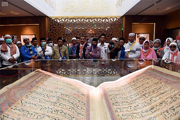 Hacılar Mədinədəki Quran sərgisini maraqla qarşılayıblar