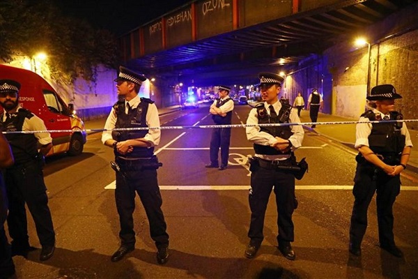 Londonda namazqılanlara hücum edildi