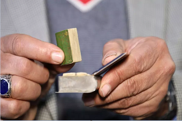 İordaniya vətəndaşının muzeyində miniatür Quran