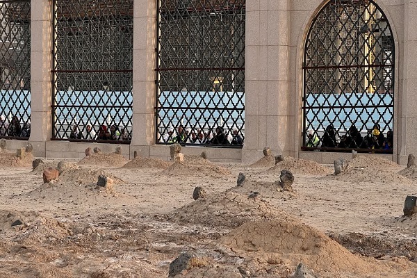 Hacılar Bəqi qəbiristanlığını ziyarət edir