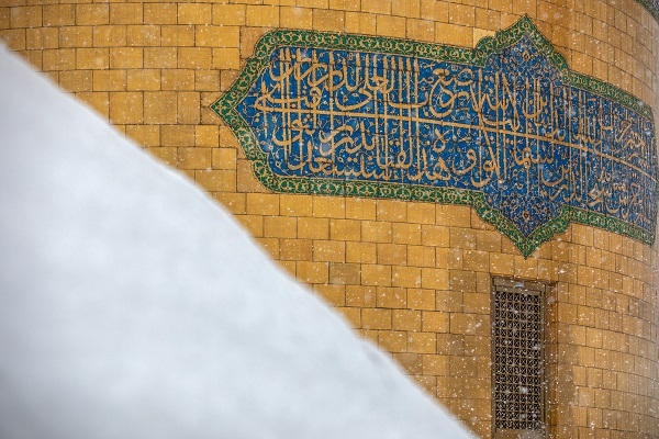 İmam Rza (ə) ziyarətgahı qarlı havada