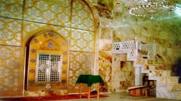 কুফার গ্র্যান্ড মসজিদের এ স্থানেই (ধাতব জালির ভেতরের জায়গায়) সিজদারত আলী (আ)-র ওপর তরবারির আঘাত হানে তাকফিরি-খারিজি সন্ত্রাসী ইবনে মুলজিম।
