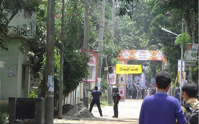 শোলাকিয়ায় সন্ত্রাসী হামলা; দুই পুলিশসহ নিহত ৪