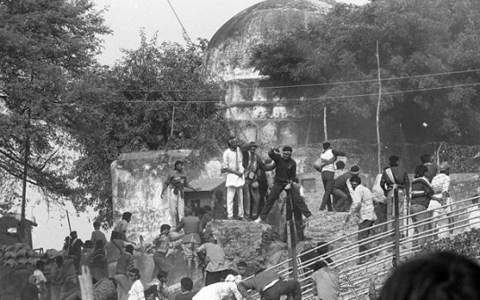 ভারতে হিন্দু করসেবকরা যেভাবে বাবরি মসজিদ ভাঙ্গার মহড়া দিয়েছিল