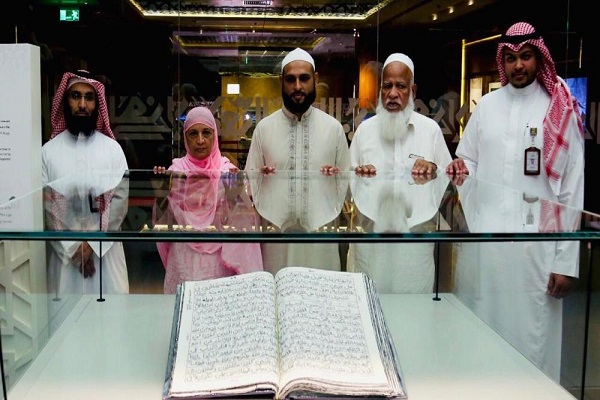 হস্তলিখিত কুরআন মদিনার মিউজিয়ামে হাদিয়া করলেন পাকিস্তানের নাসিমা আখতার