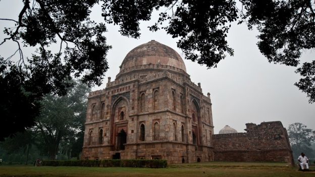 দিল্লিতে কবরকে মন্দির বানানোর খবরে তদন্ত শুরু