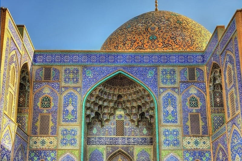 ইরানের ইসলামী স্থাপত্যের বৈশিষ্ট্য কী?