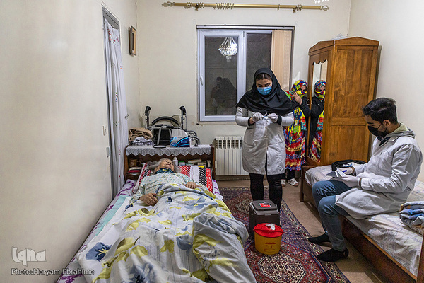 ইরানে ঘরে ঘরে টিকাদান