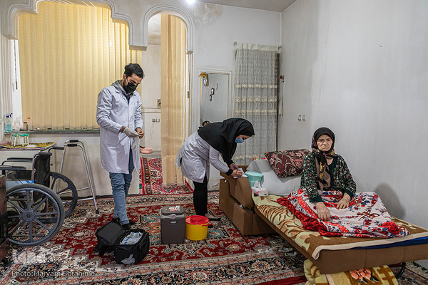 ইরানে ঘরে ঘরে টিকাদান