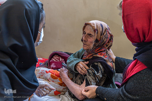 ইরানে ঘরে ঘরে টিকাদান