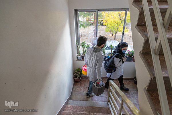 ইরানে ঘরে ঘরে টিকাদান