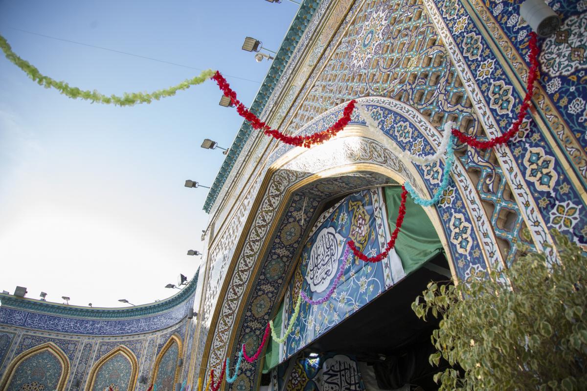 Um die Freude über die Geburtstage der Monde von Sha'ban zu feiern, manifestiert sich die Freude in der Heiligen Abbasitischen Stätte