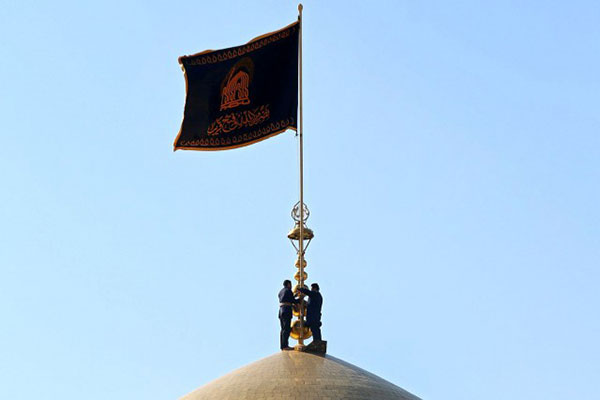 Flagge auf Kuppel des Heiligtums von Imam Rida (a.s) durch eine schwarze getauscht