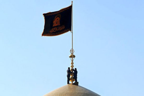 Flagge auf Kuppel des Heiligtums von Imam Rida (a.s) durch eine schwarze getauscht