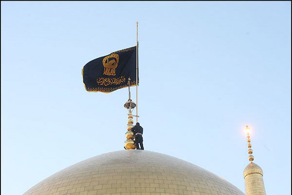 Flagge auf Kuppel des Heiligtums von Imam Rida (a.s) durch eine schwarze getauscht