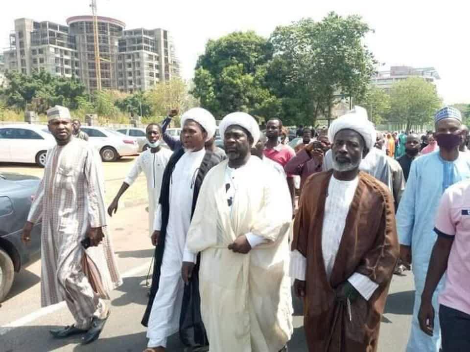 Prozess gegen Scheich Zakzaky erneut vertagt / Nigerias Polizei schießt auf Demonstranten