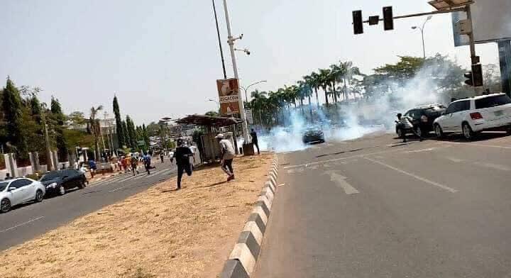 Prozess gegen Scheich Zakzaky erneut vertagt / Nigerias Polizei schießt auf Demonstranten