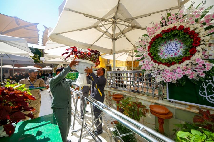 Heiliger Schrein Imam Alis (a.) zum Geburtstag des Propheten Muhammad (saw) mit Blumen geschmückt+ Bilder