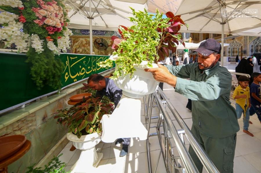 Heiliger Schrein Imam Alis (a.) zum Geburtstag des Propheten Muhammad (saw) mit Blumen geschmückt+ Bilder