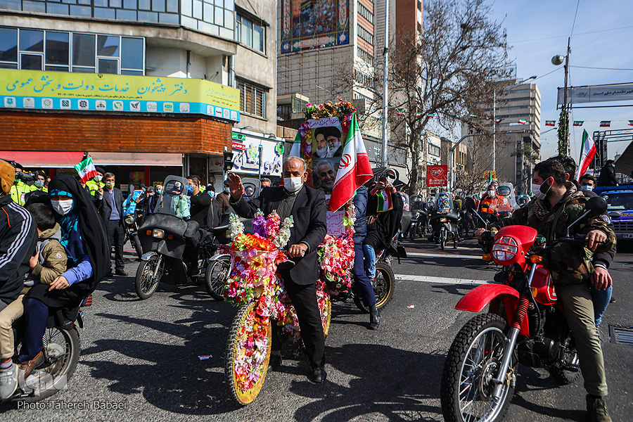 Iraner feiern mit Motorradkorso und wehenden Fahnen den 42. Jahrestags des Sieges der islamischen Revolution