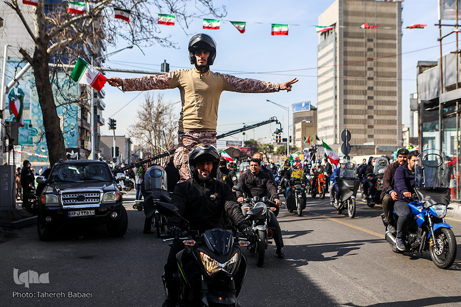 Iraner feiern mit Motorradkorso und wehenden Fahnen den 42. Jahrestags des Sieges der islamischen Revolution