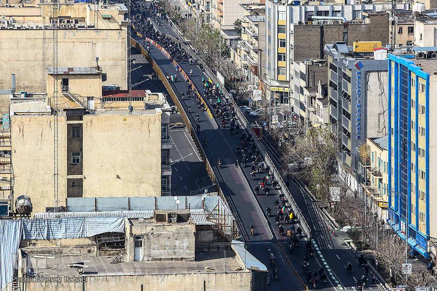 Iraner feiern mit Motorradkorso und wehenden Fahnen den 42. Jahrestags des Sieges der islamischen Revolution