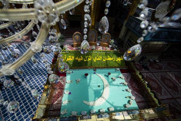 Ein Blumenteppich in der Mitte des Innenhofs des Heiligtums von Aba al-Fadl al-Abbas (as.) w&auml;hrend des Monats Ramadan