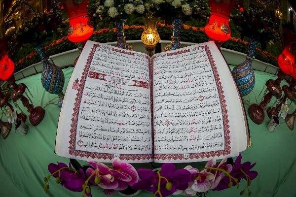 Ein Blumenteppich in der Mitte des Innenhofs des Heiligtums von Aba al-Fadl al-Abbas (as.) w&auml;hrend des Monats Ramadan