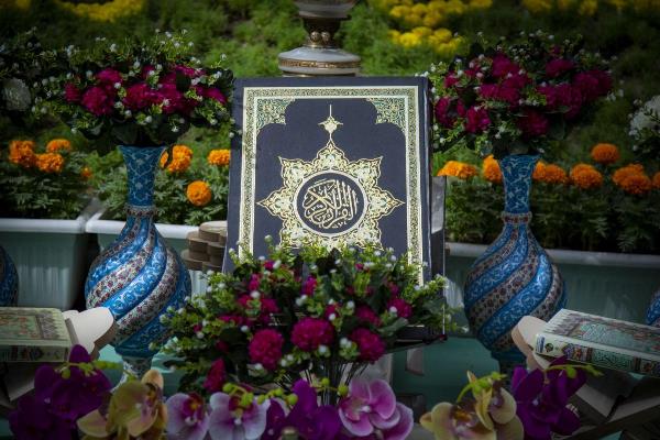 Ein Blumenteppich in der Mitte des Innenhofs des Heiligtums von Aba al-Fadl al-Abbas (as.) w&auml;hrend des Monats Ramadan