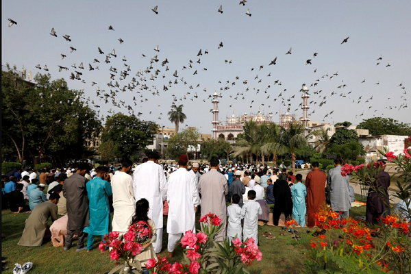 Millionen Muslime feiern das Fest des Fastenbrechens  + Bilder
