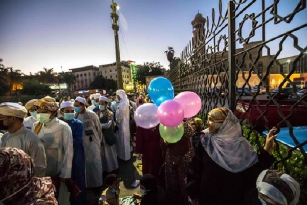 Millionen Muslime feiern das Fest des Fastenbrechens  + Bilder