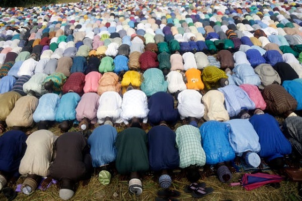 Millionen Muslime feiern das Fest des Fastenbrechens  + Bilder