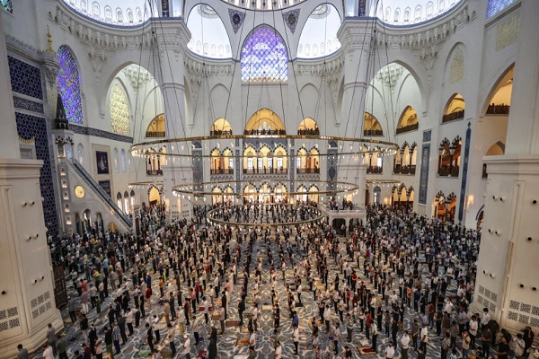 Muslime weltweit versammeln sich zum Festgebet + Bilder