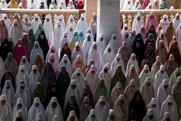 Muslime weltweit versammeln sich zum Festgebet + Bilder