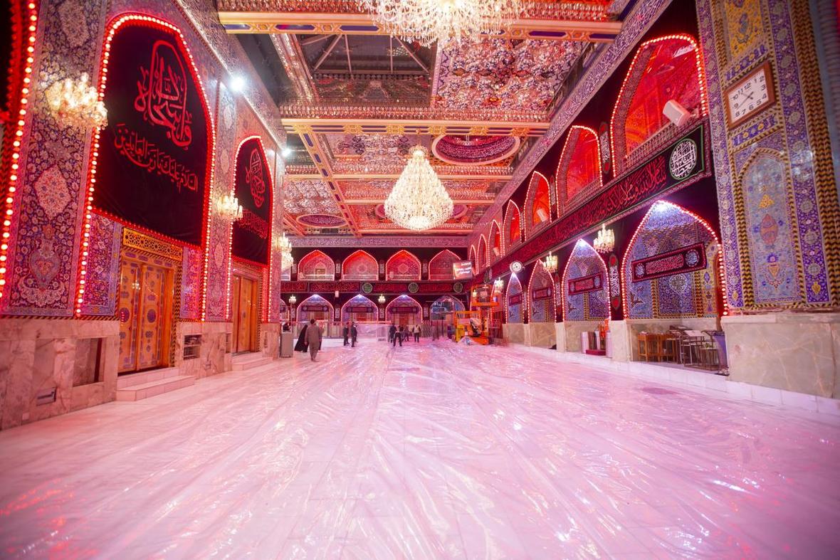 Der Schrein von Abul Fadl Al-Abbas (a.s.) und  „Bayn al-Haramayn“ mit rotem Teppich bedeckt