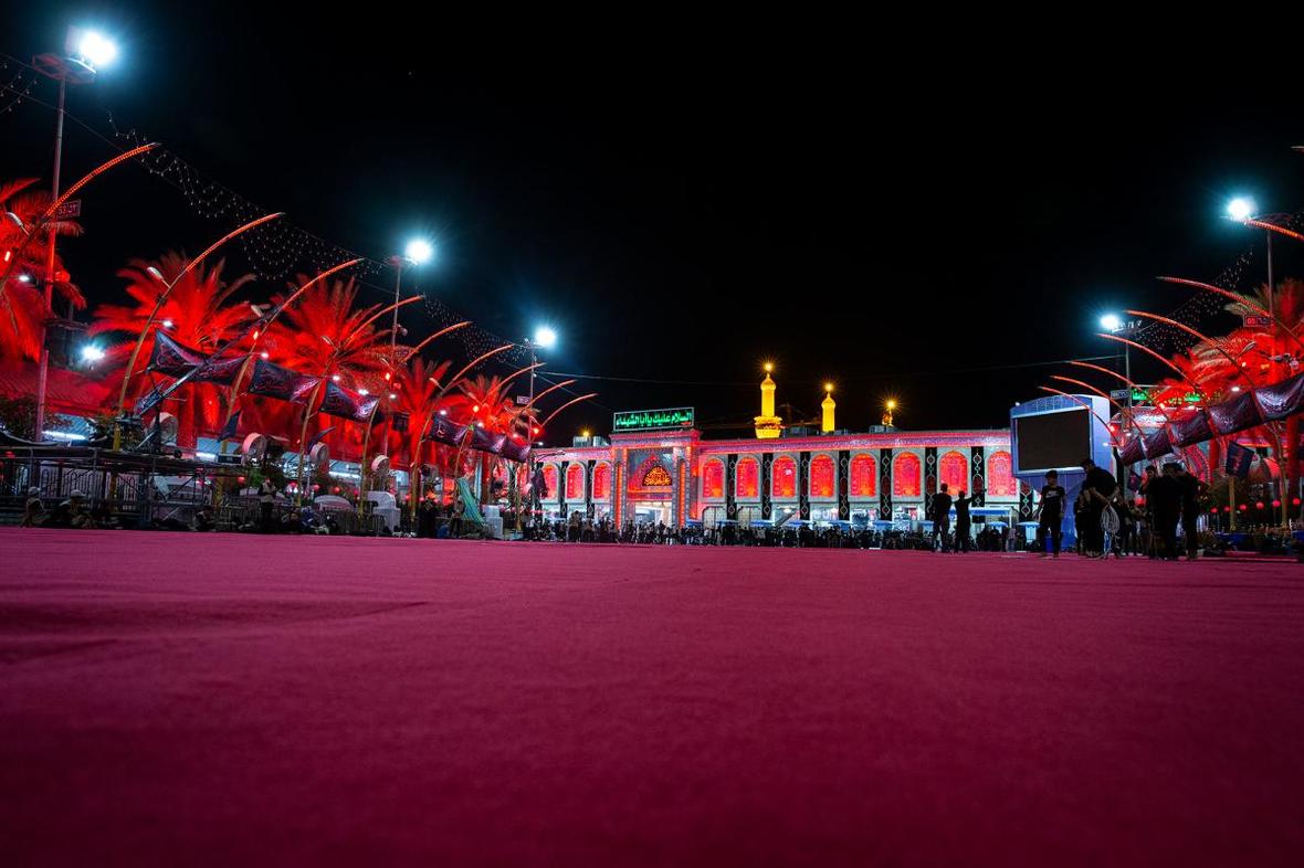 Der Schrein von Abul Fadl Al-Abbas (a.s.) und  „Bayn al-Haramayn“ mit rotem Teppich bedeckt