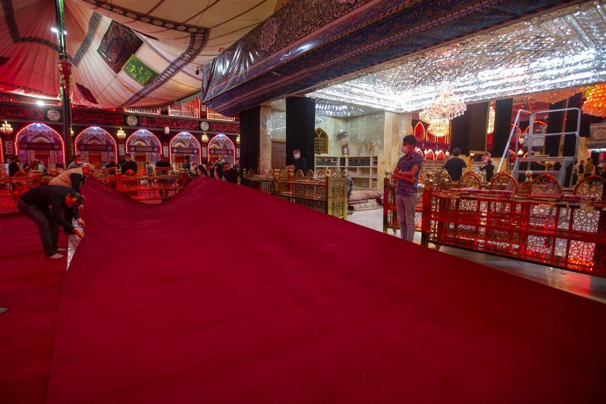 Der Schrein von Abul Fadl Al-Abbas (a.s.) und  „Bayn al-Haramayn“ mit rotem Teppich bedeckt
