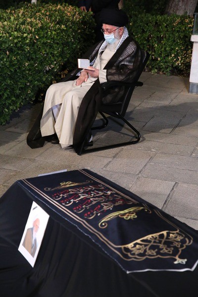 Imam Chamenei verrichtet Totengebet für Allama Hasanzadeh Amoli + Video